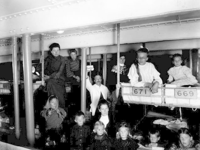 Steerage passengers onboard the steamship Hellig Olav i 1904